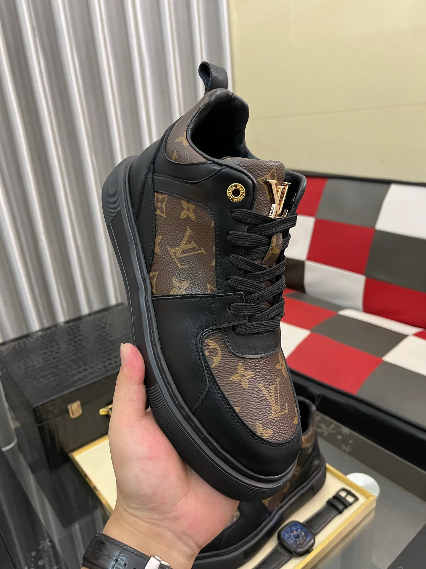 Men's shoes 💰458⌚️⌚️《Louis vuitton/LV Louis Vuitton》original quality.~ Unique modern style sneakers. 🏃A must-have casual shoe for trendy men😍😍 Original brand imported from Italy, imported original leather, cowhide lining (refuses to discolor and grind feet) sole: original sole provided by the original factory, French lazy style design ⚠️Fit to the feet, original quality, super comfortable original sole. Code number: 38-442️⃣Colors available
